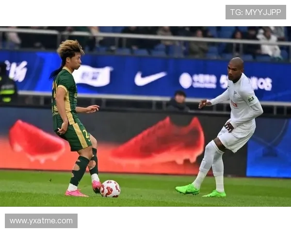 足球明星醉酒狂欢瞬间曝光引发球迷热议与争议